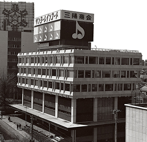 竣工当時の四ツ谷本社（1969年）