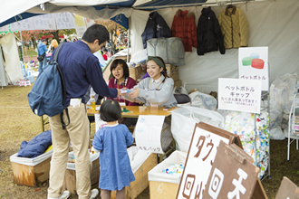 2014年11月：環境啓発イベントでの羽毛製品回収の様子