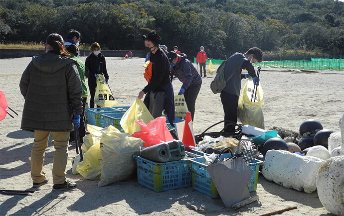三重県志摩市で行った海洋プラゴミの回収活動の様子