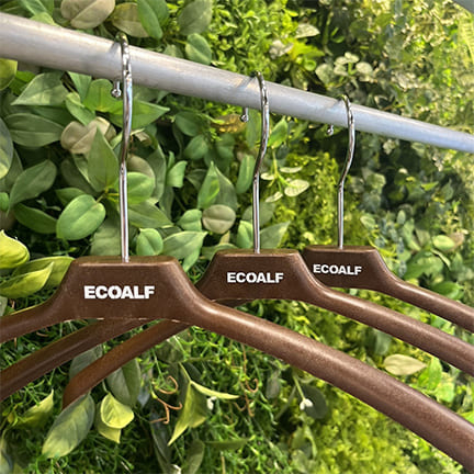廃棄予定の木製ハンガーを「ECOALF」のハンガーにアップサイクルし店頭で活用