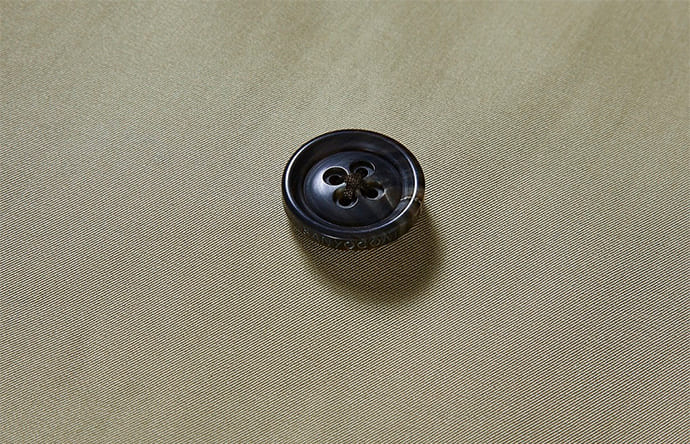 ボタン糸を切れにくくするために段差のあるボタン穴