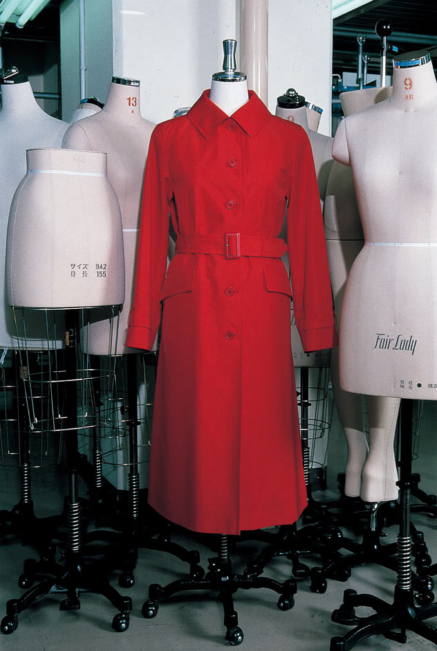 流行したコートの1つ 「赤いレインコート」（1957年発売）