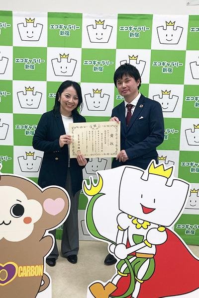 (左:三陽商会の「服育活動」担当者、右:NPO法人新宿環境活動ネットの代表理事 飯田 貴也さん)