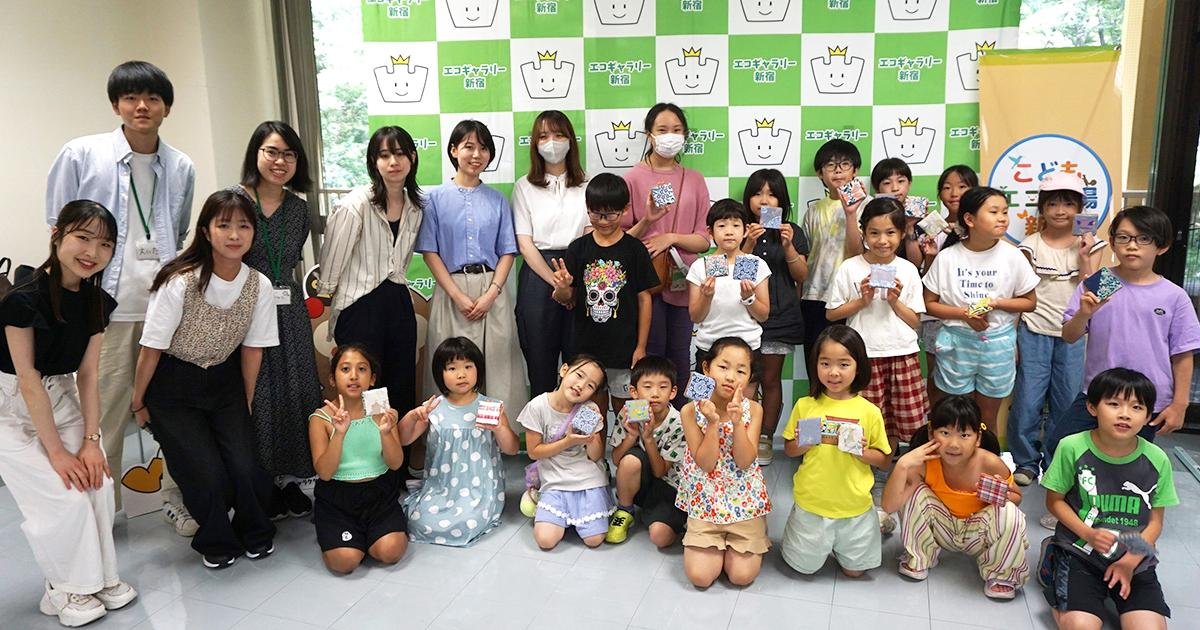 つくったコースターを手に記念写真