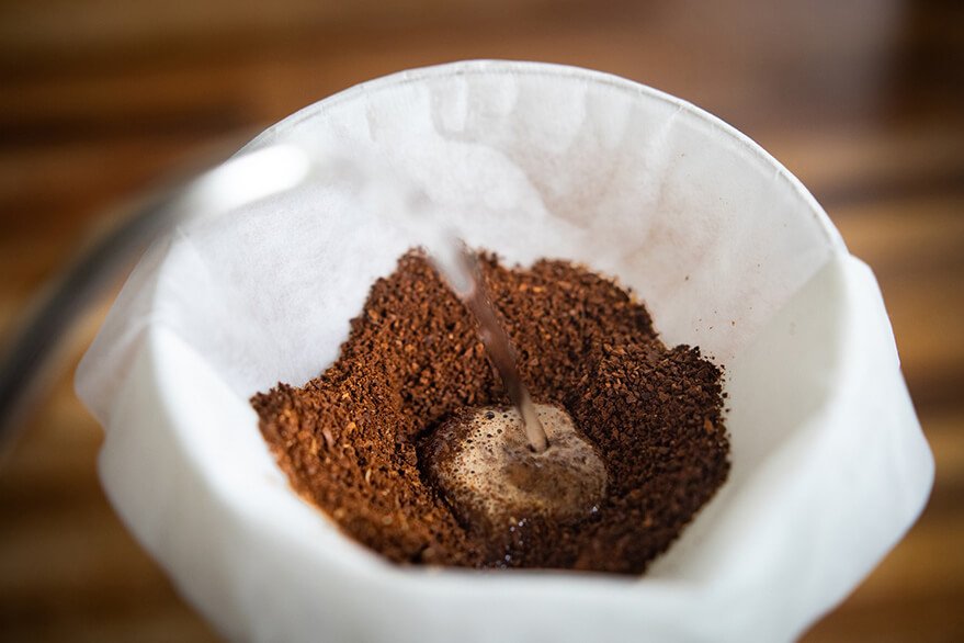 呈茶サービスのコーヒーかすを回収。「ECOALF」のアップサイクルトルソーの原料に使用